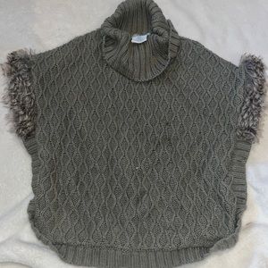 Kids faux fur poncho size 5/6
